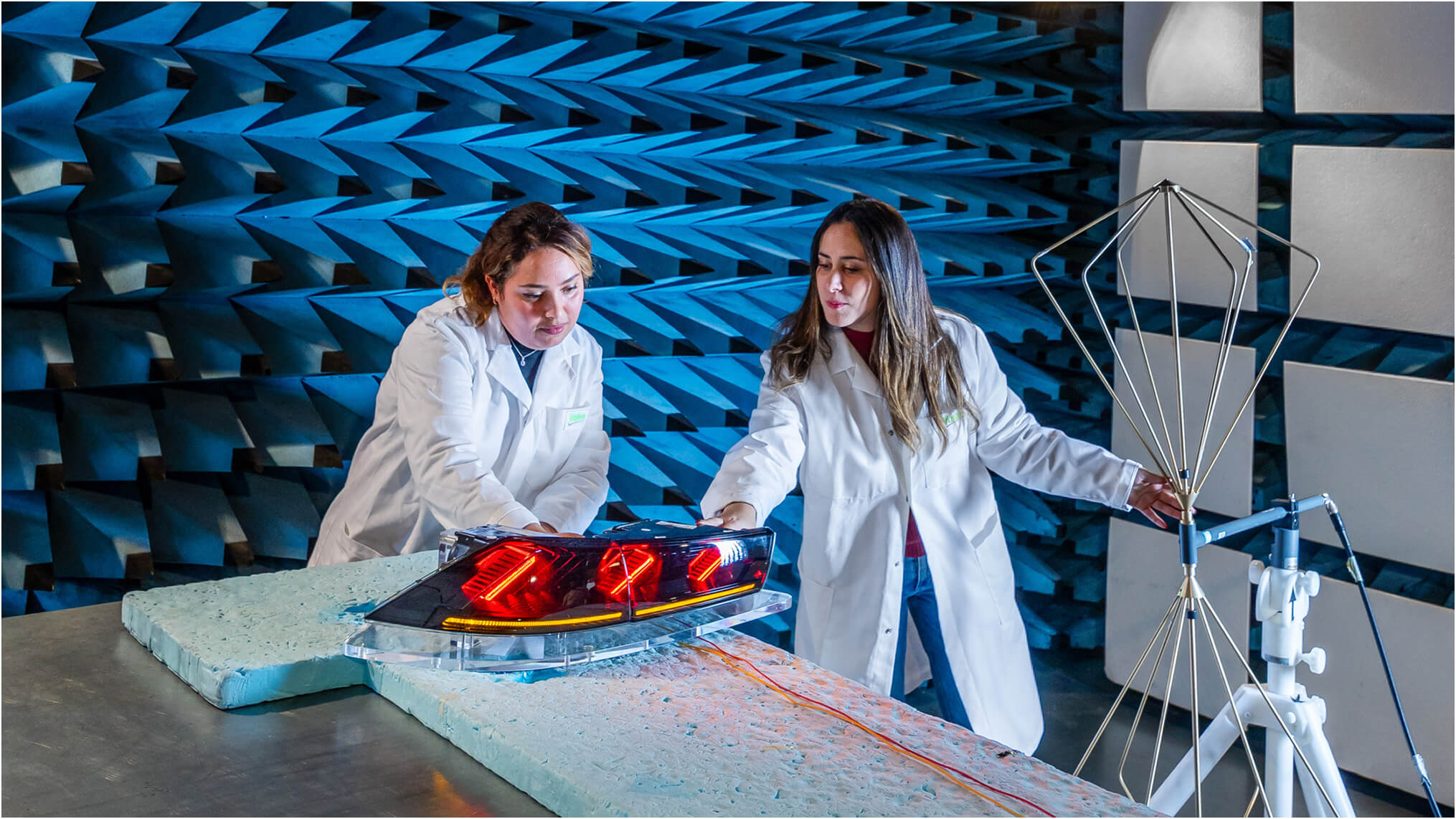 Deux femmes ingénieures dans un laboratoire d'illumination