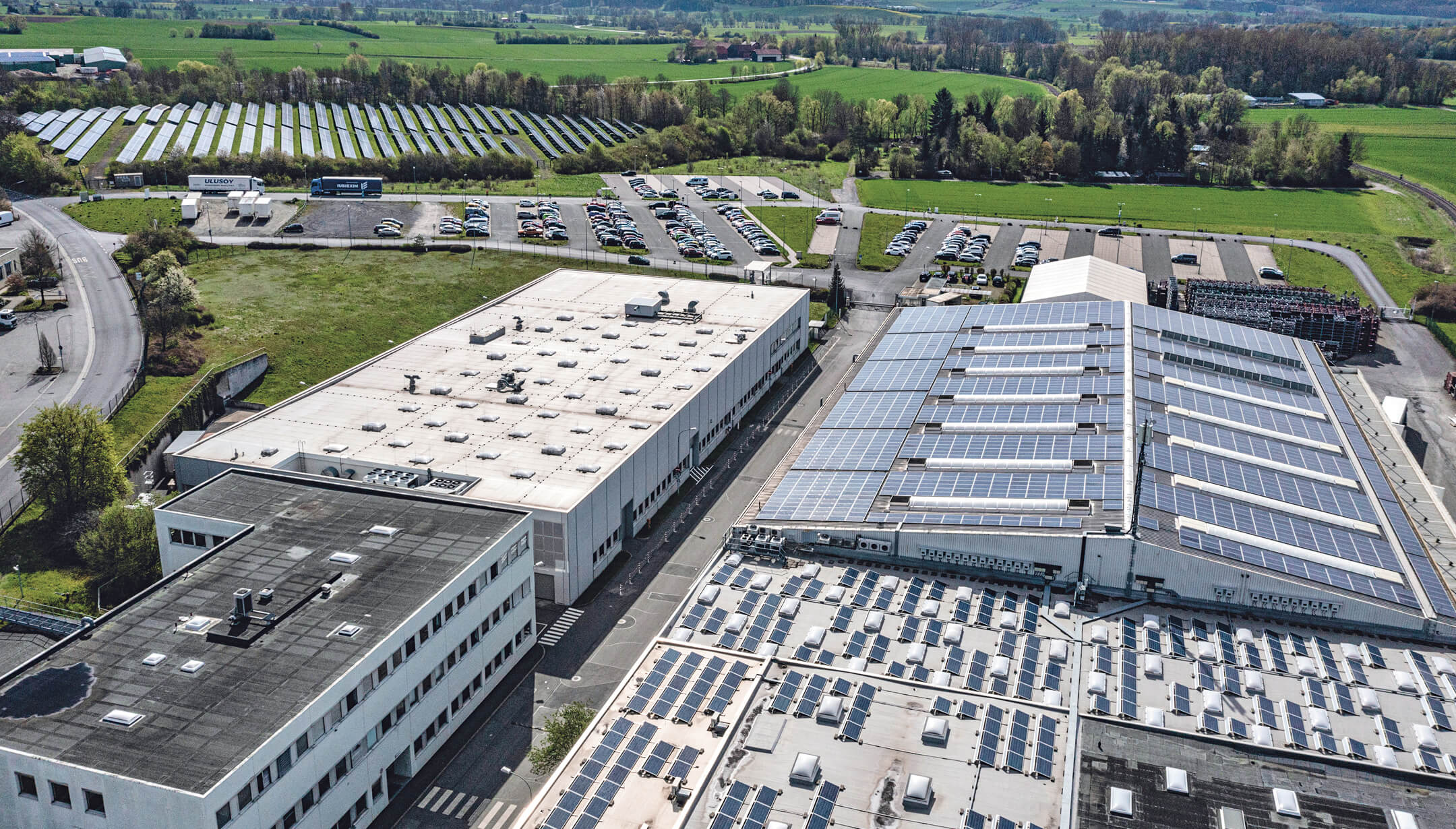 Vue aérienne d'un grand parc industriel et un grand espace au sol couvert de panneaux solaires à la campagne