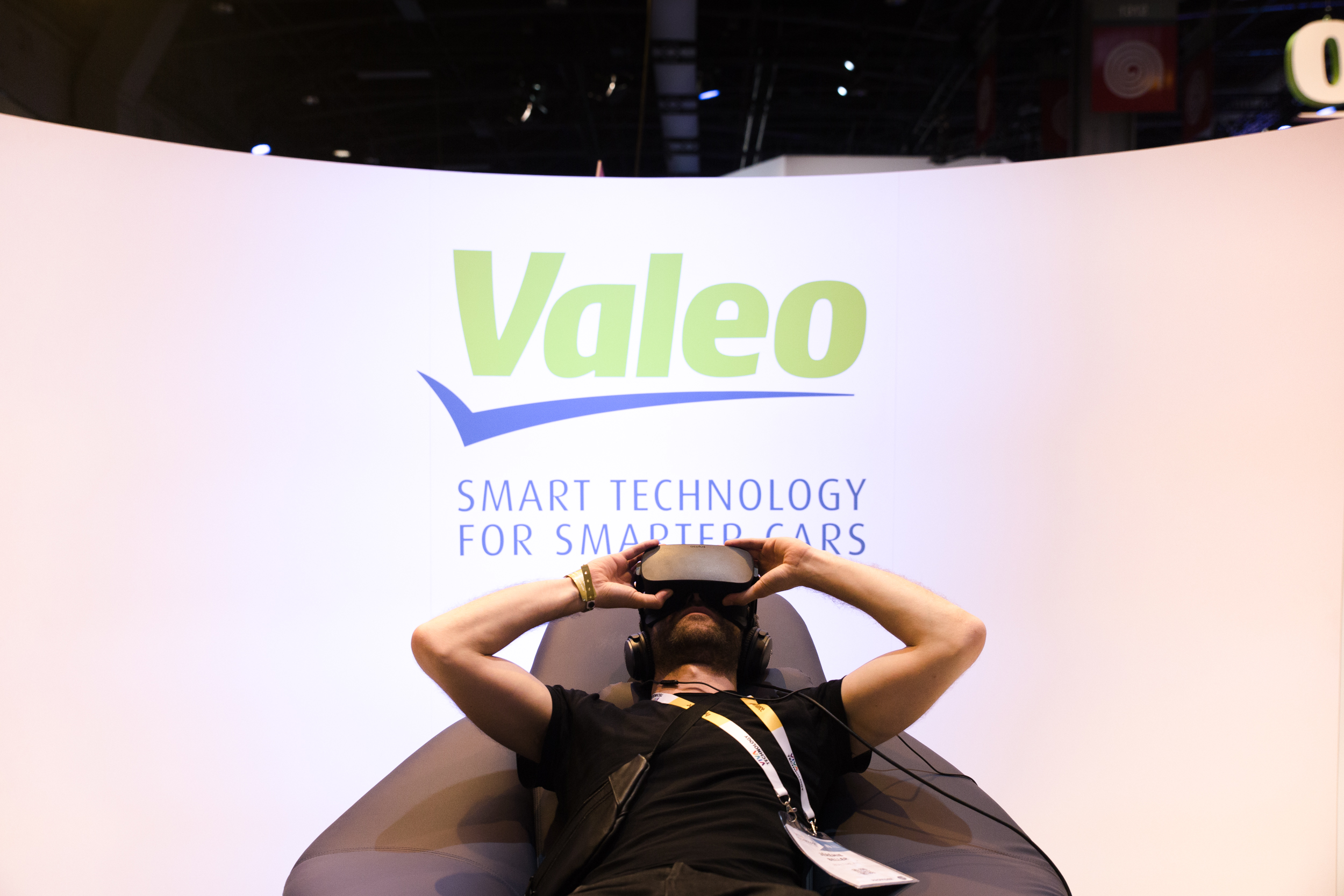 A person trying a Valeo technology at VivaTech 2018