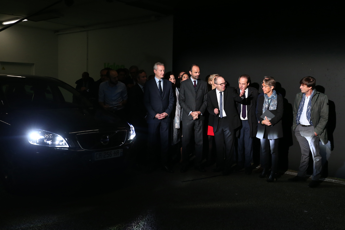 Le Premier ministre Edouard Philippe à un stand Valeo lors d'un événement