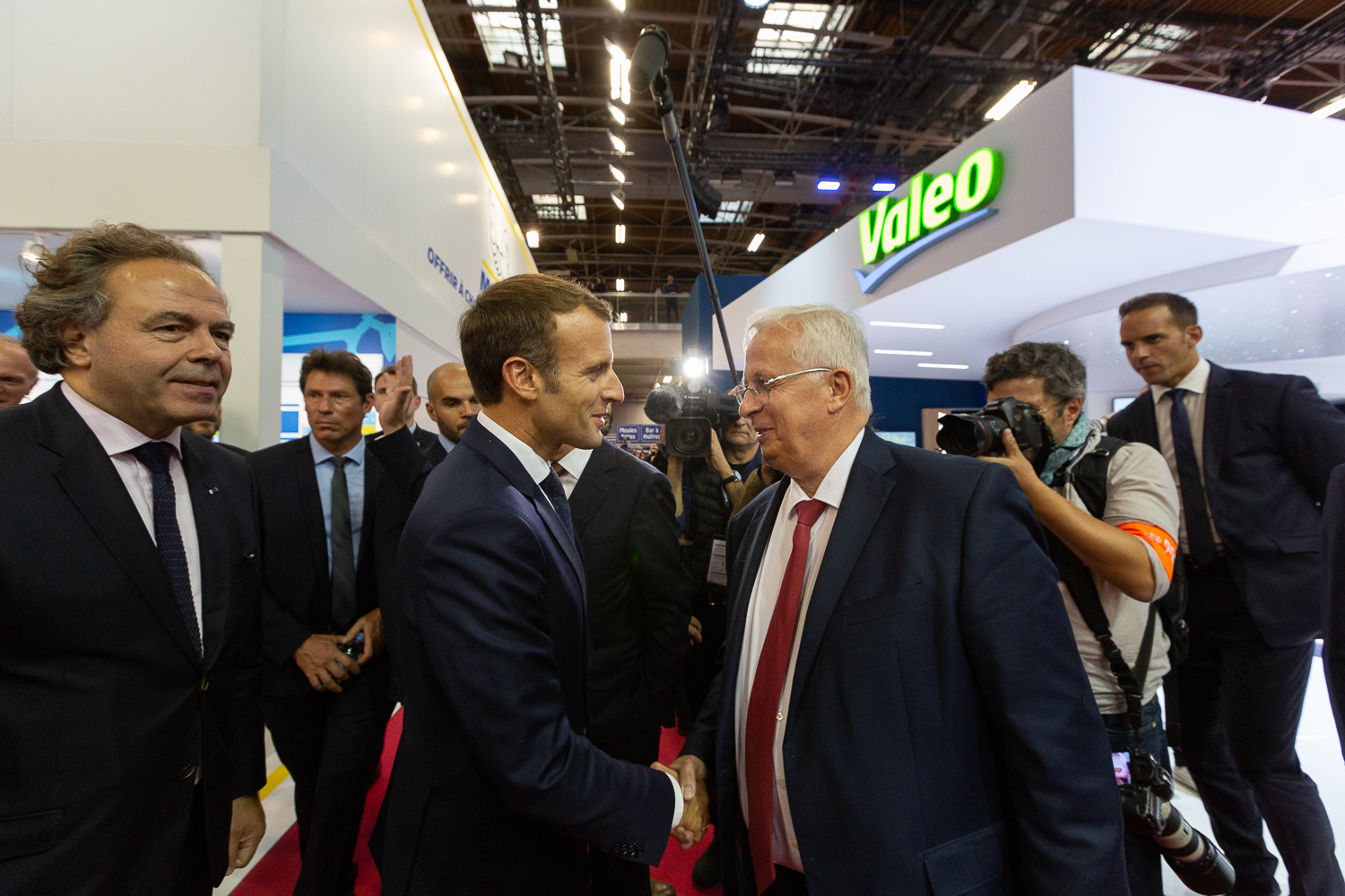 French President Emmanuel Macron with Valeo CEO Jacques Aschenbroich at an exhibition