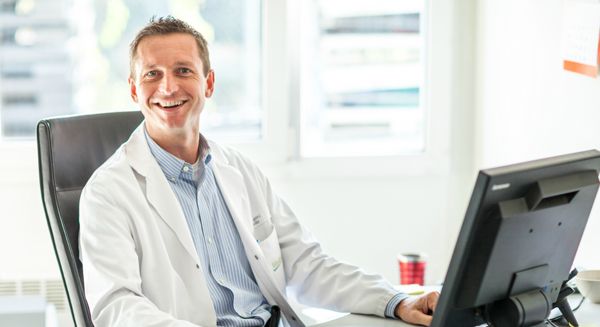 L'homme au bureau en souriant