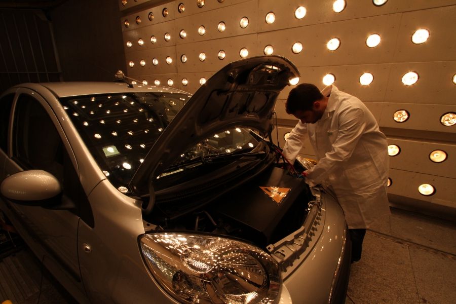 an employee in Valeo research development center in La Verriere France