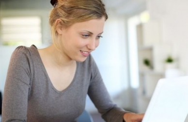 Illustration d'une femme cherchant un emploi