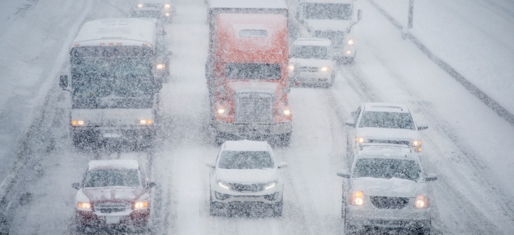 route très fréquentée avec la neige lourde