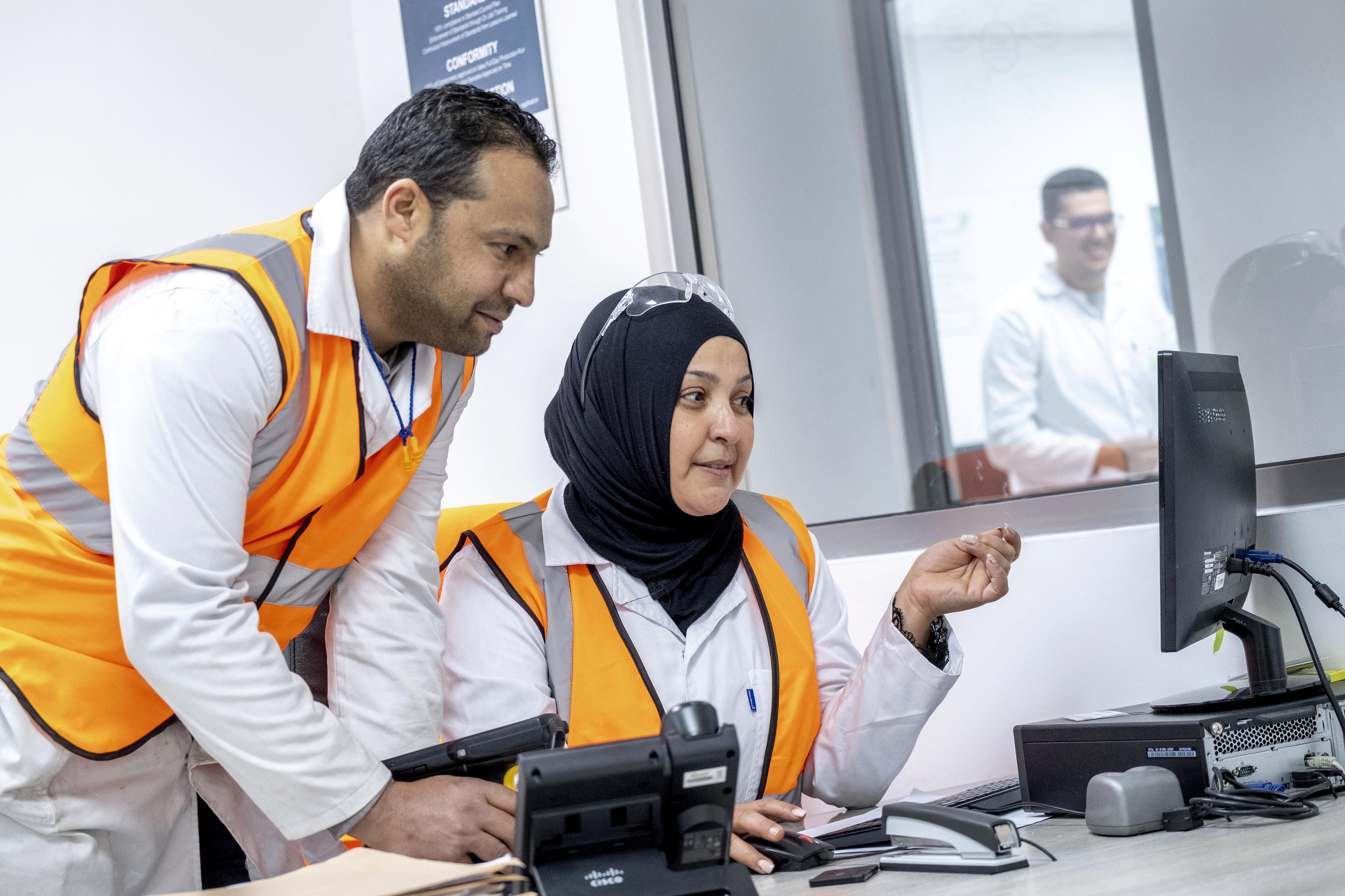 Deux employés Valeo dans une usine à Jedeida en Tunisie