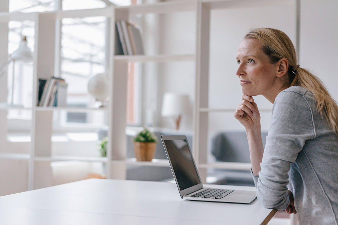 Angestellte arbeitet am PC