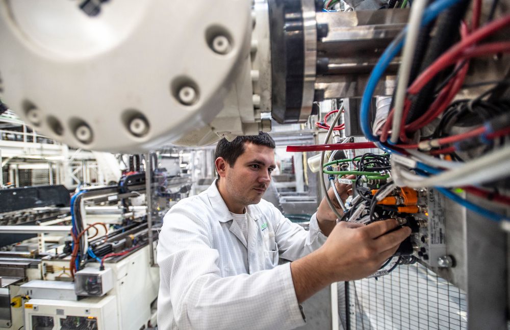 elektrotechnik ve Valeo Žebrák kontroluje průmyslového robota