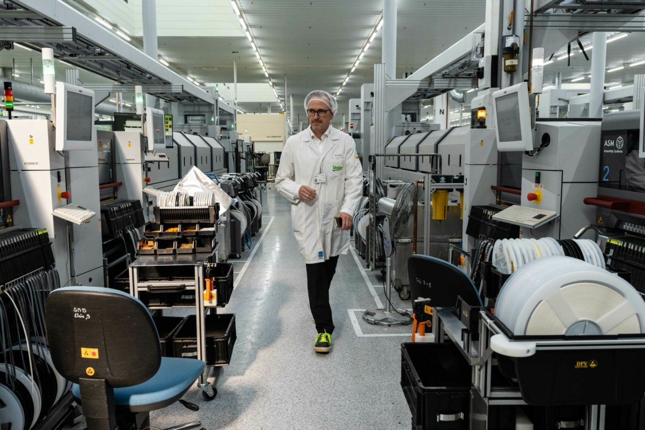 Ein Mann arbeitet in einem Korridor einer Fabrik