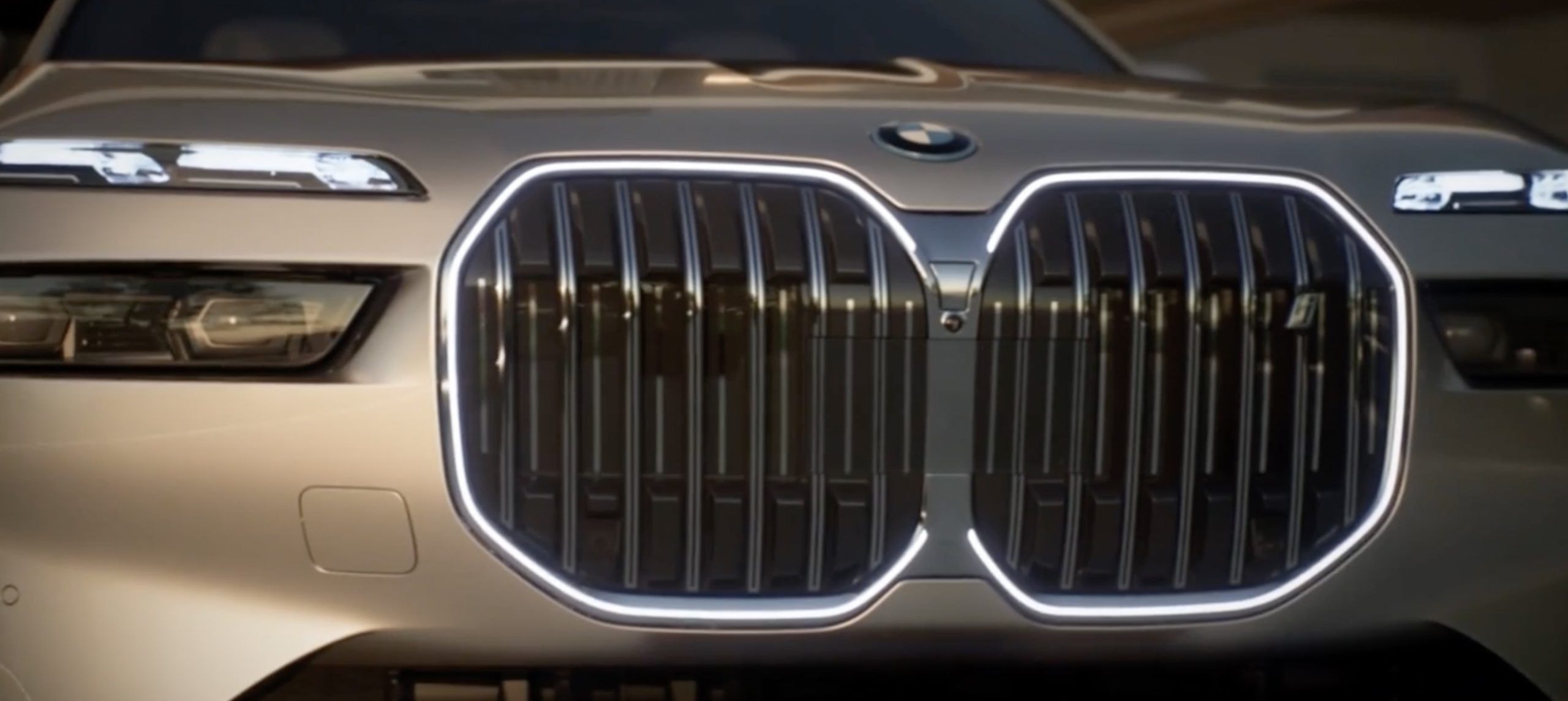 Grille et panneau éclairés par des LEDs