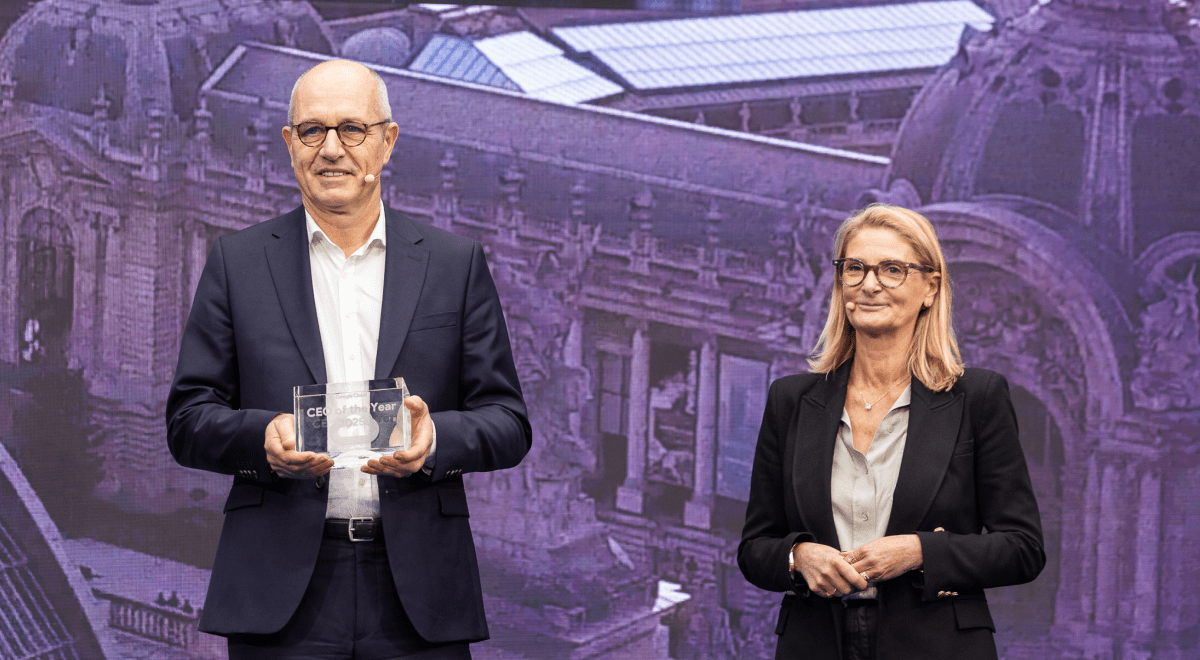 Christophe Périllat receives the “CEO of the Year” award from Isabelle Fraine, Managing Director of Google Cloud France.